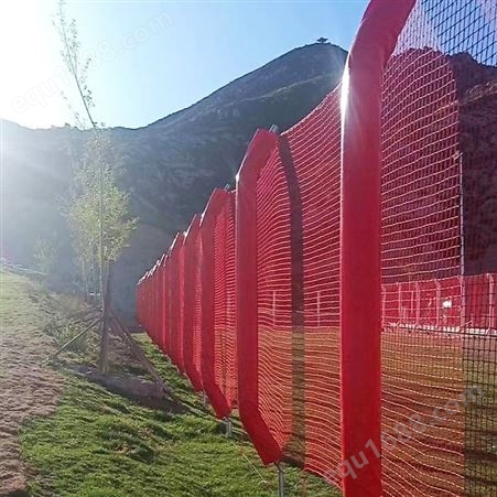 红色滑雪场防护网 雪地用安全隔离围网 尼龙防护网