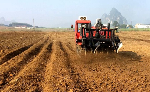 *粉垄耕作技术系土壤耕作技術上的重大創新